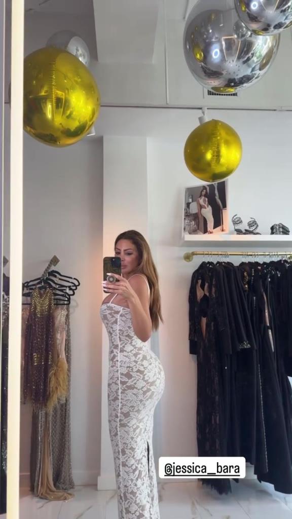 徐娘半老！皮蓬前妻穿吊帶裙自拍，這身材也太炸裂了！