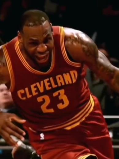 老詹這恐怖的大體格，完美詮釋什么叫“人型坦克”！