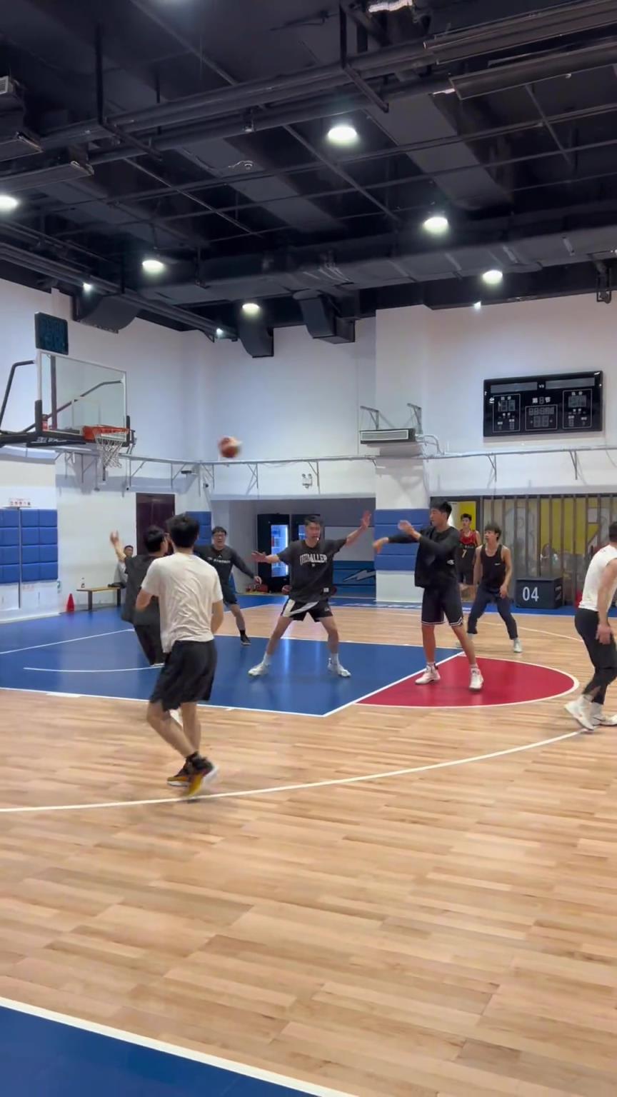 對手回家后：老婆，我今天在野球場匹配到巔峰馬刺隊了！