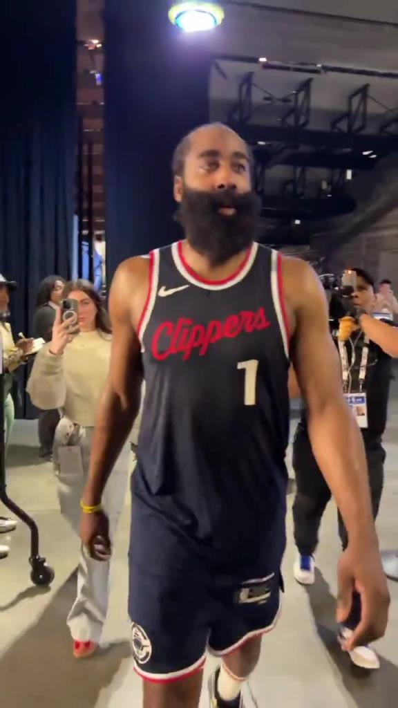 爆砍39分！哈登賽后走入球員通道氣喘吁吁：今天是場艱苦的戰(zhàn)斗