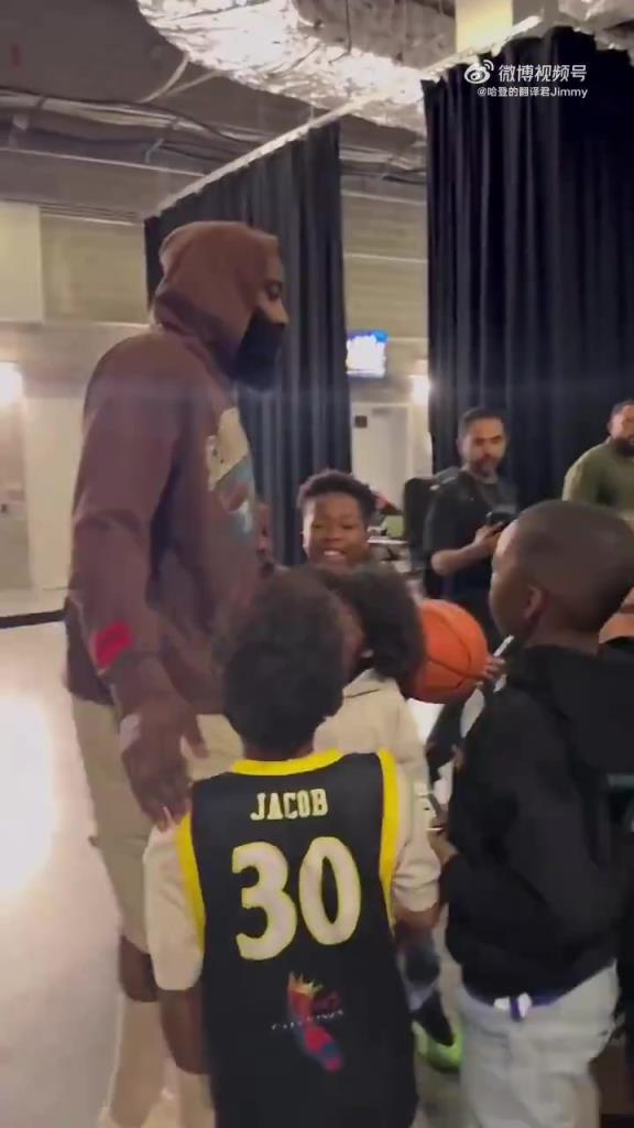哈登賽后對小朋友：聽你們家長的話，總有一天你們也會打進(jìn)NBA