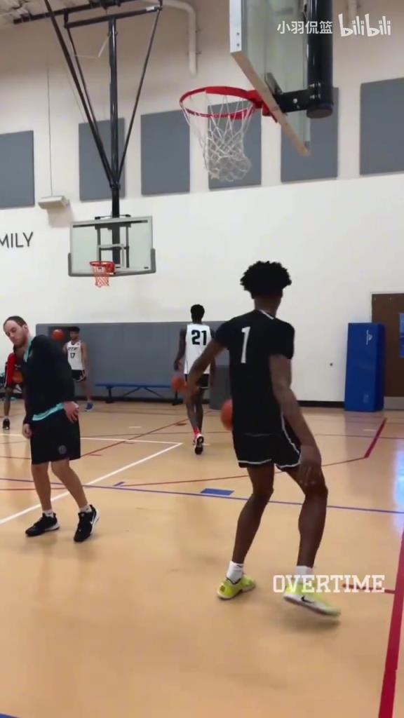 地表最強(qiáng)身體素質(zhì)？阿門扣籃簡直就像直升機(jī)起飛一樣！