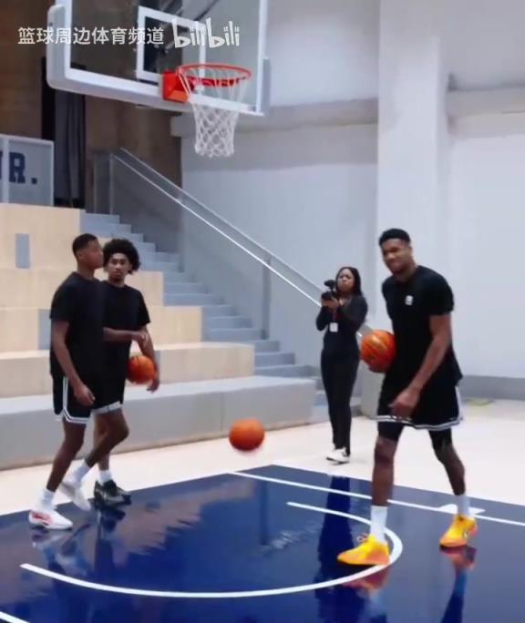 別人能學(xué)得來嗎？名場面：字母哥指導(dǎo)小球員籃下腳步！