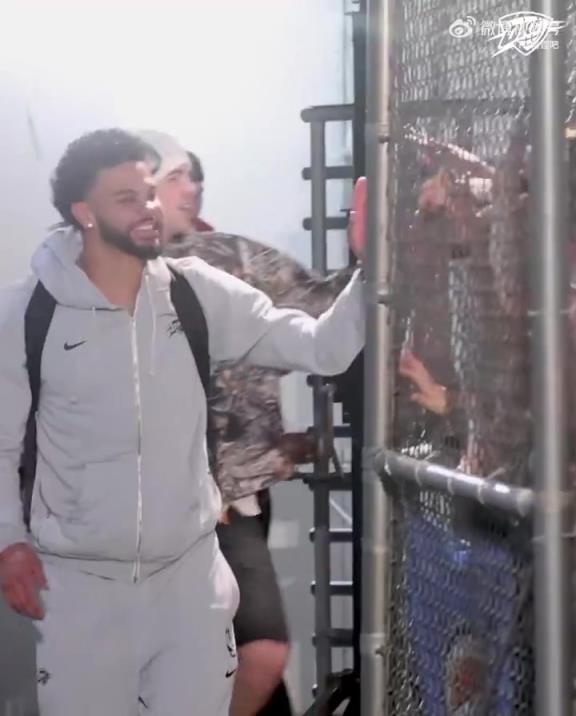 68勝歷史第五傲人戰(zhàn)績！雷霆全員回到OKC，當(dāng)?shù)厍蛎詿崆榻訖C(jī)