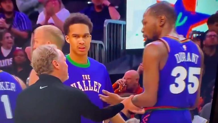 下課導(dǎo)火索？主帥布登此前抓住KD手臂要說什么，被一把甩開！