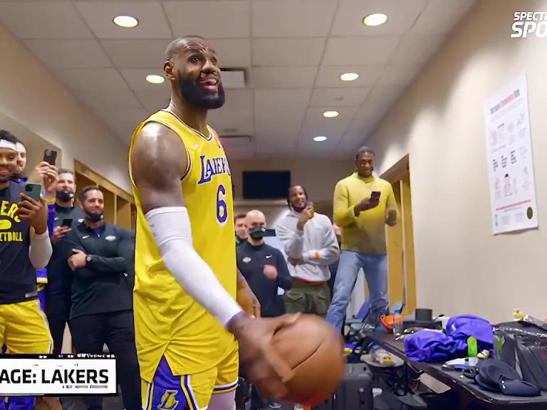 里弗斯絕殺之后湖人隊(duì)的更衣室氛圍，簡直不要太和諧！！