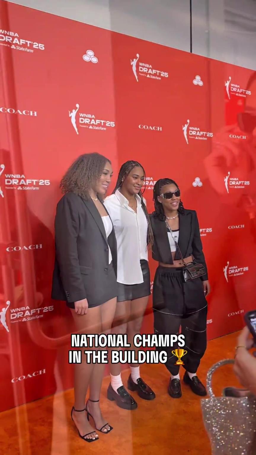 吧友們有喜歡的嗎？WNBA選秀大會(huì)上，到處都有靚麗的風(fēng)景線